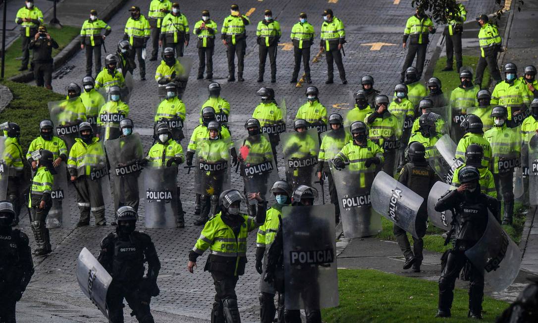 Polícia de choque monta guarda durante protesto contra projeto de reforma tributária em frente à casa do presidente Iván Duque, em Bogotá Foto: JUAN BARRETO / AFP/01-05-2021