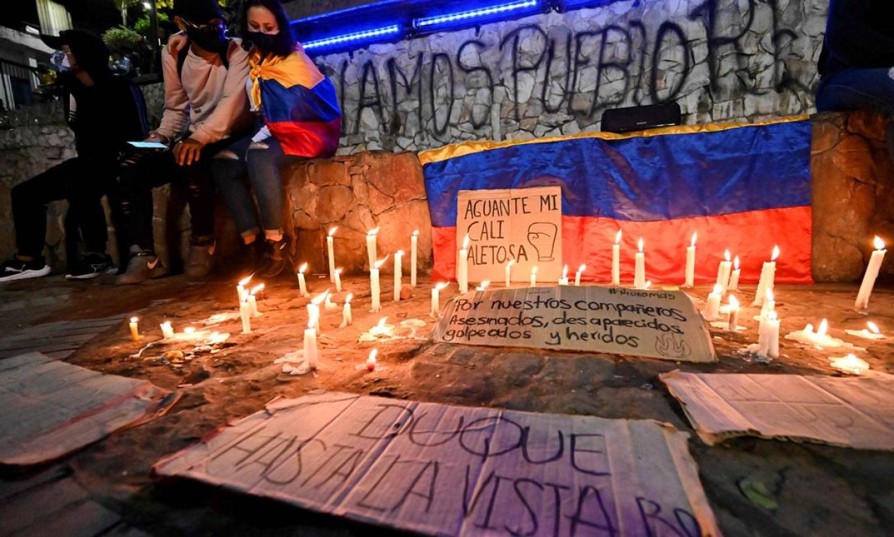 Colombianos fazem homenagem a manifestantes que morreram, desapareceram ou se feriram durante protestos contra a reforma tributária do presidente Iván Duque Foto: Luis Robayo / AFP