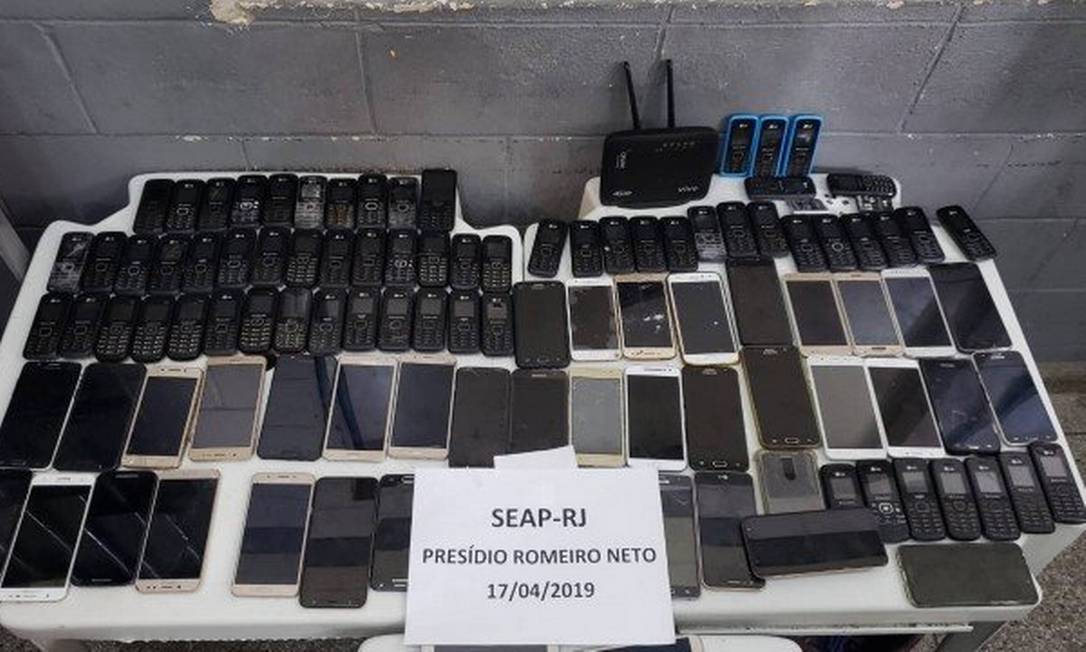 Celulares apreendidos em presídio de Magé, no Rio, após bandidos exibirem aparelhos na internet Foto: Divulgação/Seap