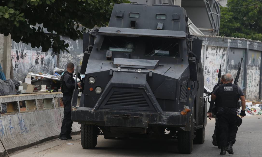 Policiais utilizaram blindados na operação no Jacarezinho Foto: Fabiano Rocha/06.05.2021 / Agência O Globo