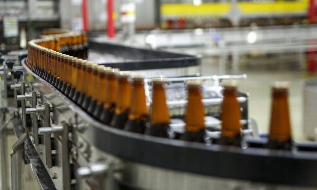 Fábrica da Ambev: empresa eleva preço da cerveja, e reajuste deve chegar a 10% para o consumidor Foto: Arquivo 31/03/2017 / Infoglobo