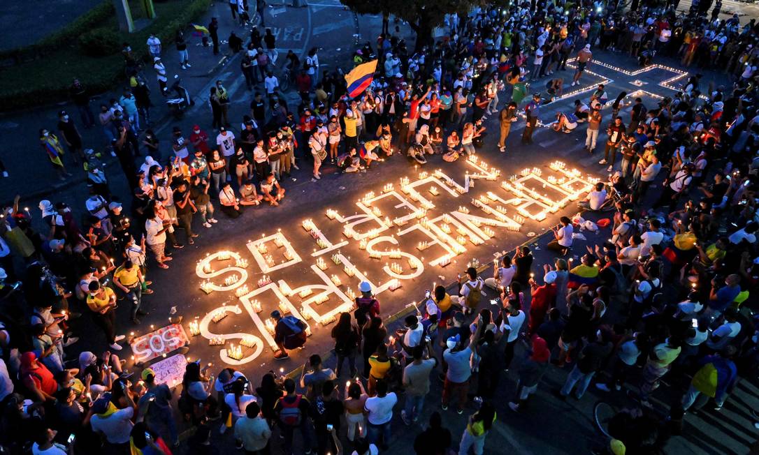 Manifestantes acendem velas pelos mortos em Cali, na Colômbia, no oitavo dia de protestos Foto: LUIS ROBAYO / AFP