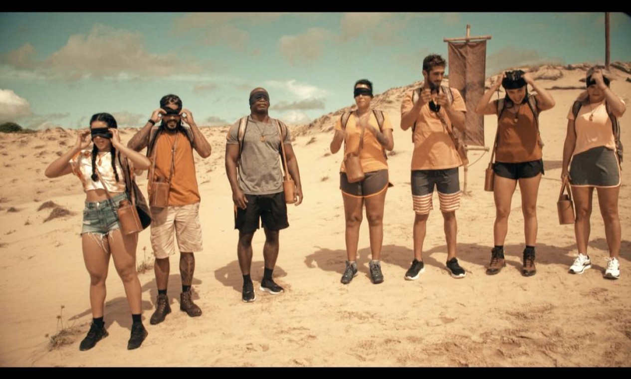 Participantes tiram as vendas dos olhos ao chegarem na praia Foto: Divulgação/TV Globo