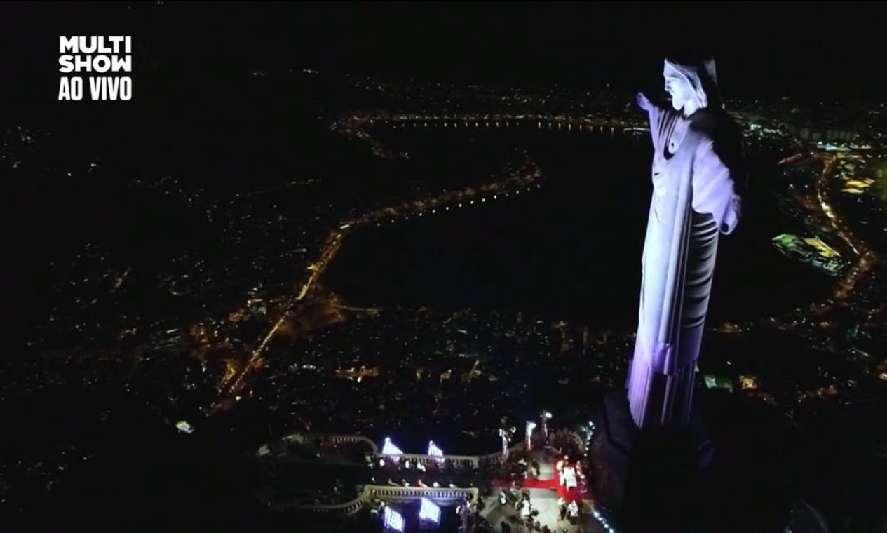 Missa de Sétimo Dia de Paulo Gustavo realizada no Cristo Redentor. Monumento foi apagado por alguns instantes para homenagear vítimas da Covid-19 Foto: Picasa / Reprodução