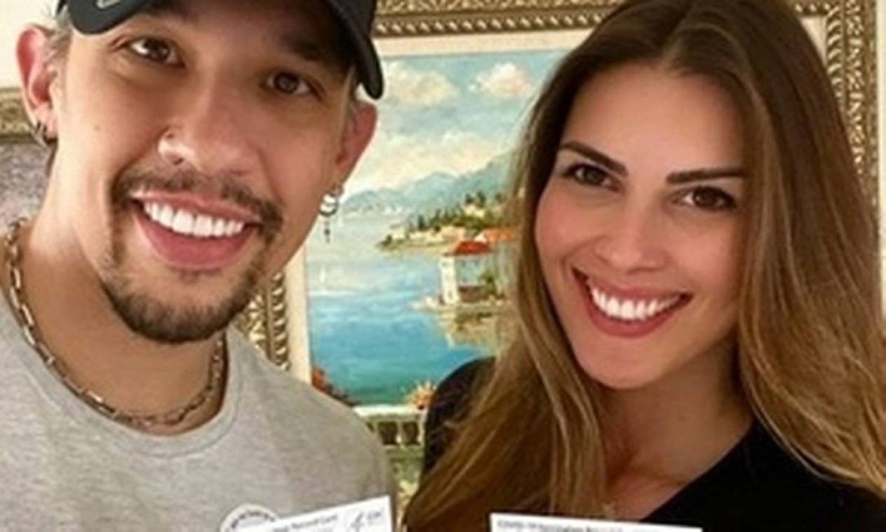 Kiko, do grupo KLB também foi imunizado em Orlando, na Flórida, e posou ao lado da esposa com a carteirinha de vacinação. Ele tem 42 anos. Foto: Reprodução do Instagram