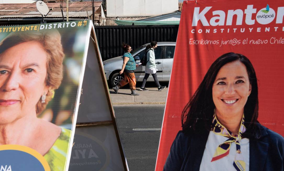 Propaganda de candidatas à Constituinte na comuna de El Bosque, em Santiago; mulheres serão ao menos 40% das redatoras da nova Carta Foto: MARTIN BERNETTI / AFP