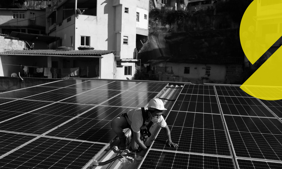 Placa fotovoltaicas num telhado da favela da Babilônia, na Zona Sul do Rio: projeto de marco regulatório divide entidades Foto: PILAR OLIVARES/REUTERS/11-5-2021