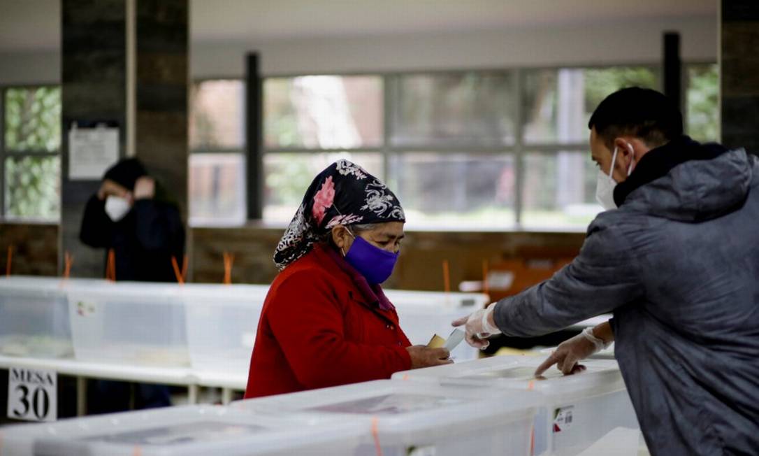 Mulher mapuche se prepara para votar nas eleições chilenas Foto: JUAN GONZALEZ / REUTERS/15-5-21