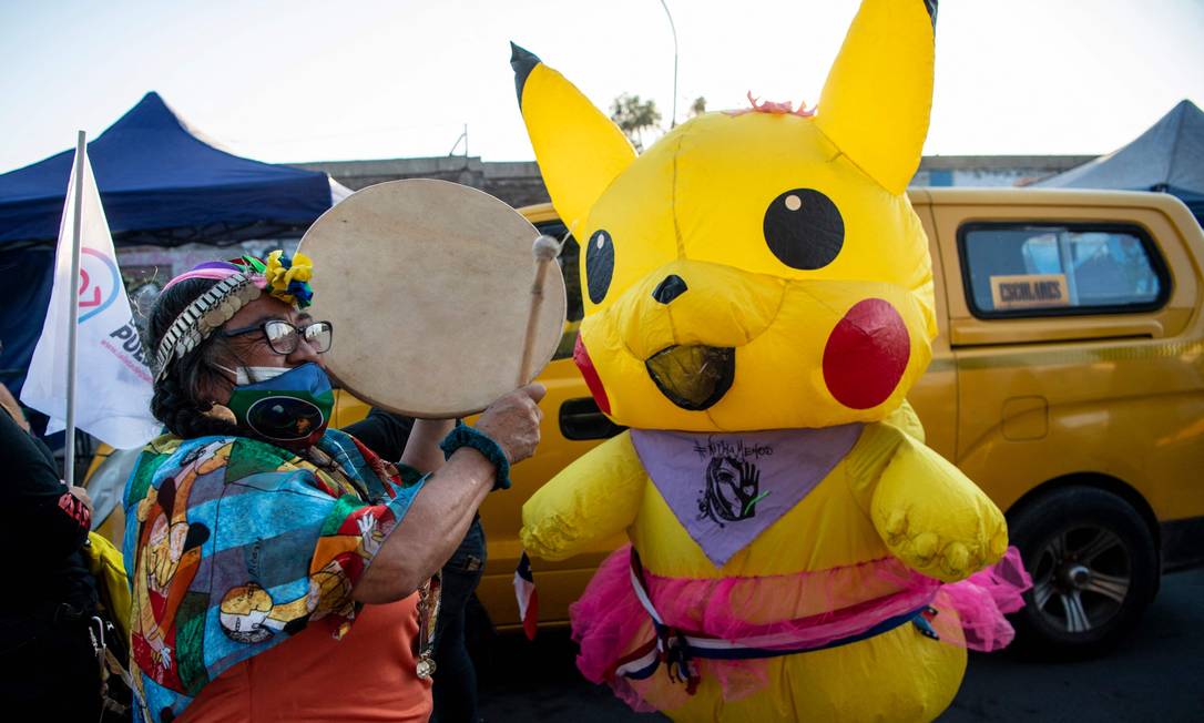 Giovanna Grandón, conhecida como tia Pikachu, uma das constituintes eleitas como independente, que é transportista escolar da periferia de Santiago, em 23 de março de 2021 Foto: Martin Bernetti / AFP