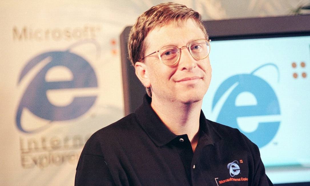 Um jovem Bill Gates anunciando uma das versões do Internet Explorer em 1997 Foto: Dwayne Newton / AP