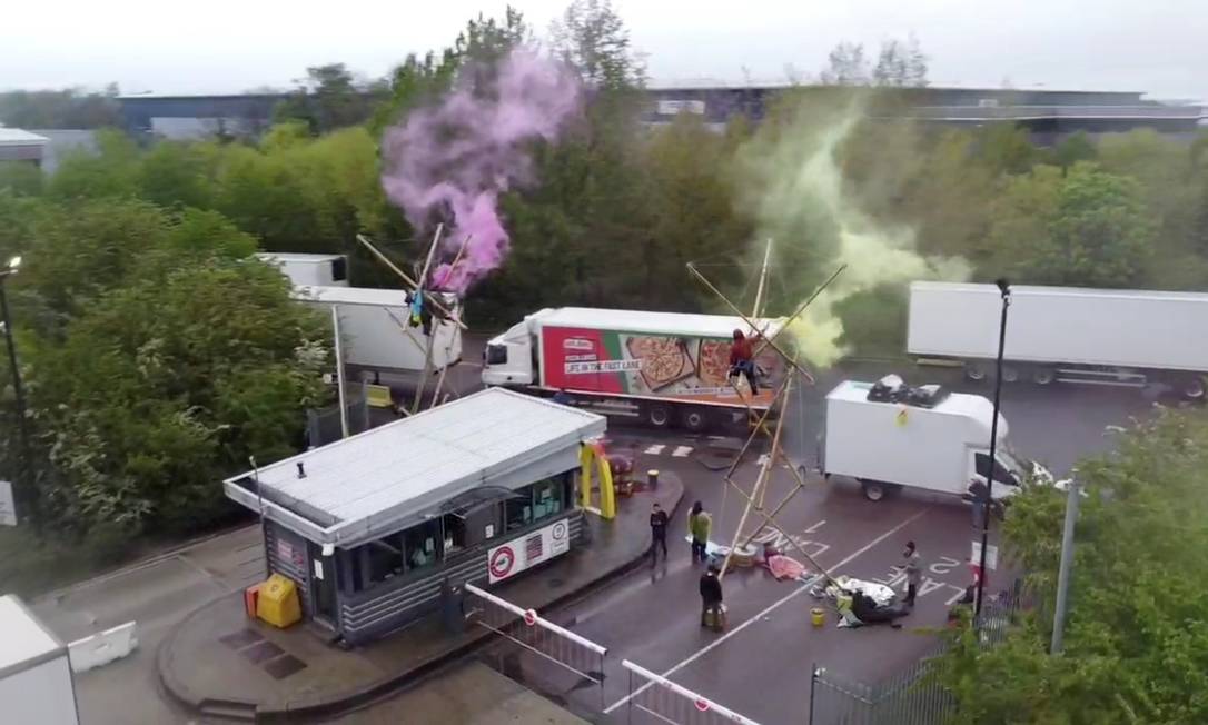 Ativistas do grupo 'Animal Rebellion' bloqueiam o centro de distribuição do McDonald's em Hemel Hempstead, Hertfordshire. Foto: @DILLON.P_PHOTOGRAPHY / Reuters