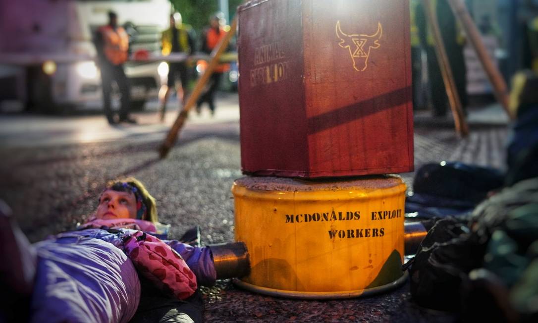 Manifestantes do grupo 'Animal Rebellion' deitam-se na rua e usam artefatos para bloqueio do acesso ao centro de distribuição Foto: Animal Rebellion / Reuters