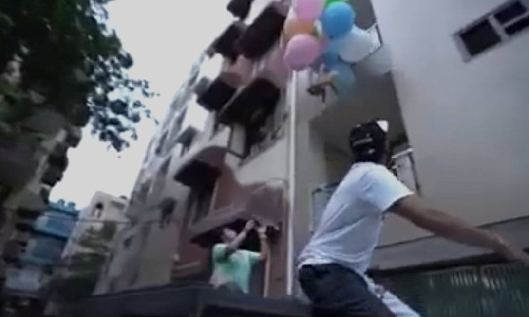 Youtuber indiano solta cachorro amarrado a balões de hélio Foto: Reprodução