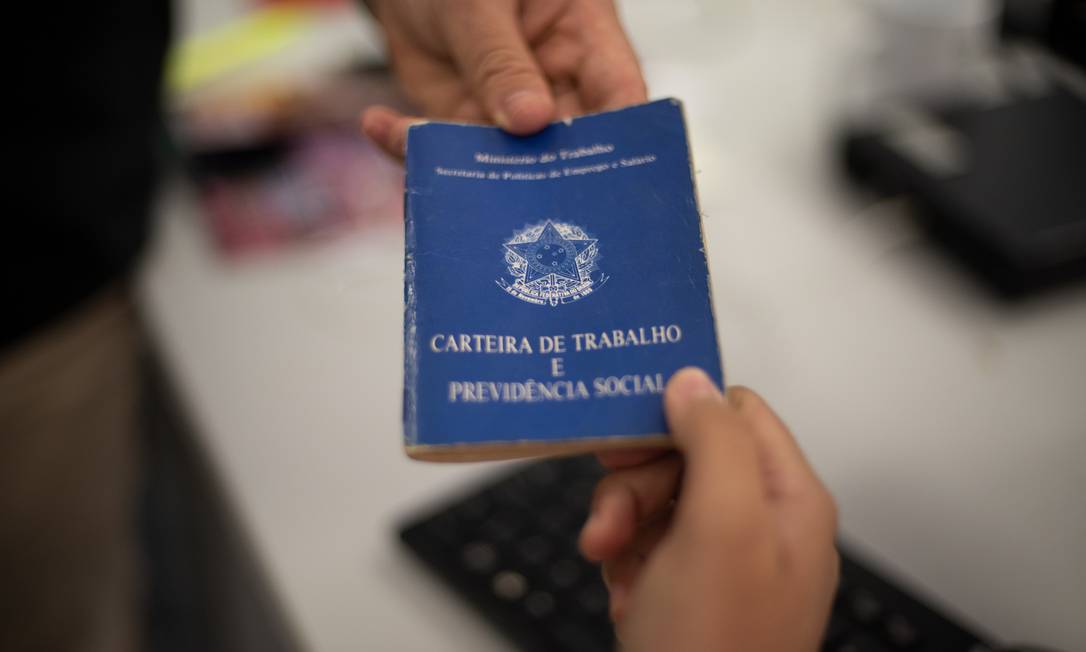 Carteria de trabalho. Lucro do FGTS será distribuído aos trabalhadores Foto: Governo do Ceará