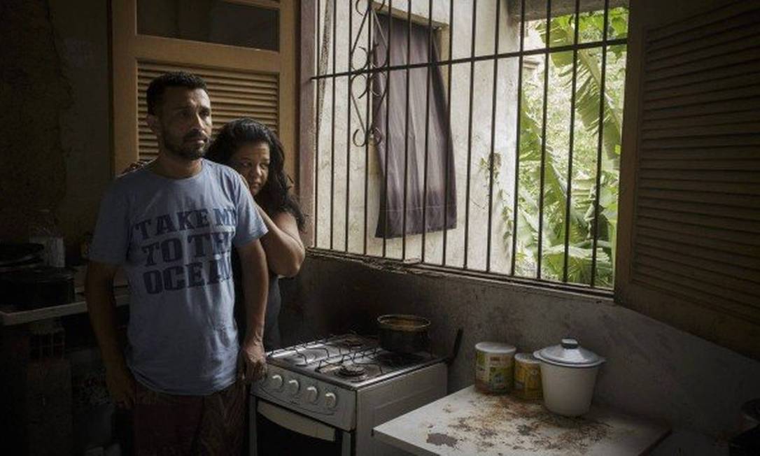 Sem emprego, André, com a mulher Aline, diz que enfrenta tem 'dificuldades para tudo' Foto: Marcia Foletto / Agencia O Globo 