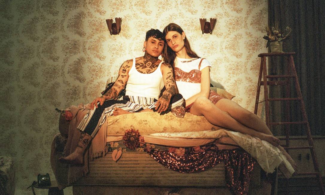O casal Lana Santucci, uma mulher trans, e o body piercer Estevan Vicent, um homens trans Foto: Cai Ramalho | Edição de moda larissa lucchese