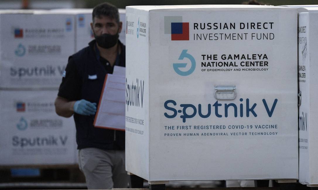 Contâiner com doses da vacina Sputnik V no Aeroporto Internacional de Ezeiza, em Buenos Aires Foto: JUAN MABROMATA / AFP