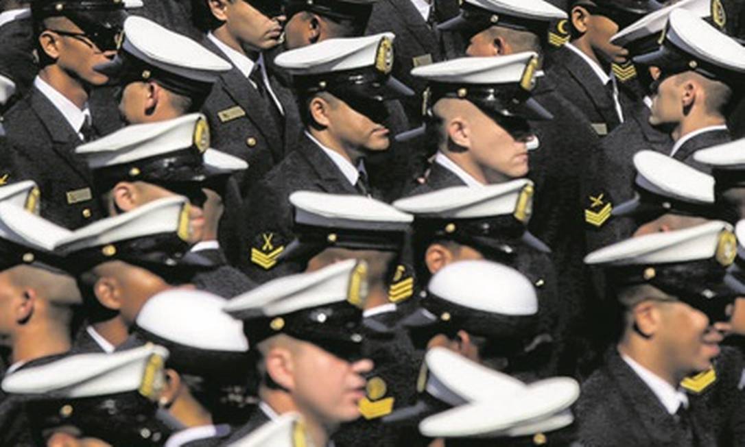Forças Armadas: as carreiras militares ficaram fora da PEC que altera as regras para os servidores civis Foto: Marcelo Régua