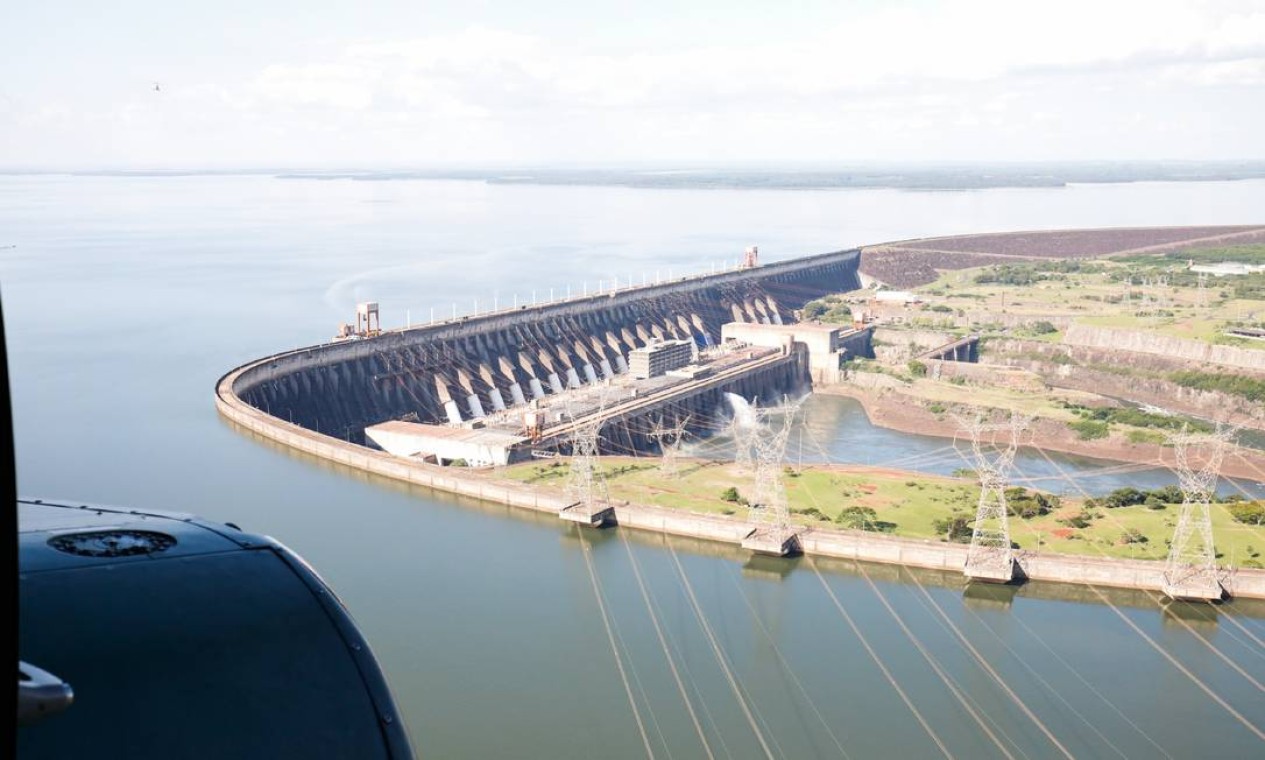 Usina Hidrelétrica binacional de Itaipu. A maior do mundo desde a inauguração, em 1984, até o ano de 2012, produz até 14.000 megawatts Foto: Alan Santos / PR