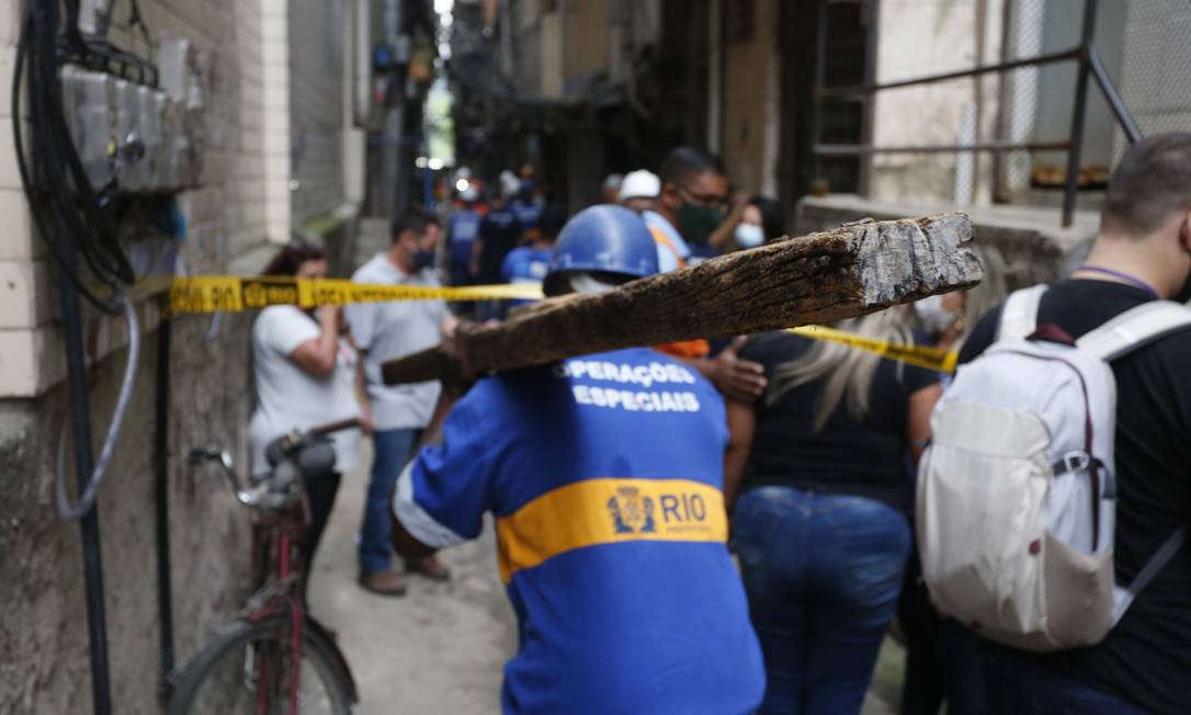 Moradores acompanham serviço, que deve durar dia todo Foto: Fabiano Rocha / Fabiano Rocha