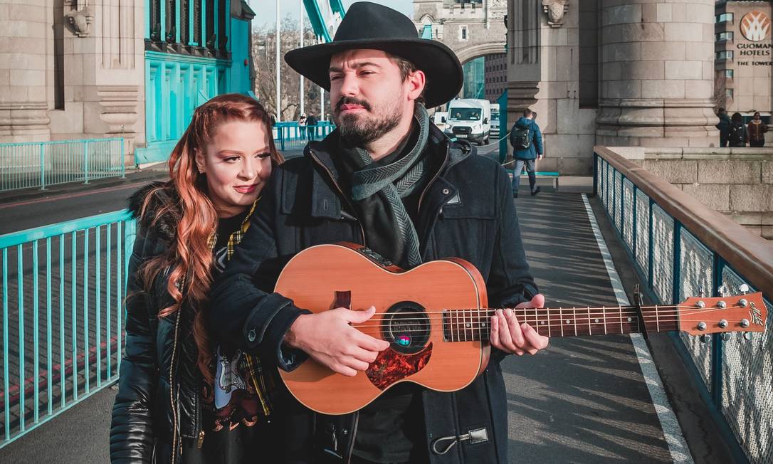 Astros do sertanejo e noivos desde fevereiro, Maiara e Fernando fazem primeiro show oficial juntos Foto: Alessandro Cica / Divulgação