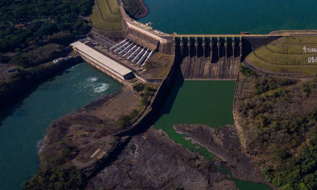 A usina hidrelétrica de Marimbondo está operando abaixo da capacidade por causa do período da estiagem. Localizada na divisa dos Estados de São Paulo e Minas Gerais, a produção de energia foi reduzida Foto: Ferdinando Ramos / Agência O Globo