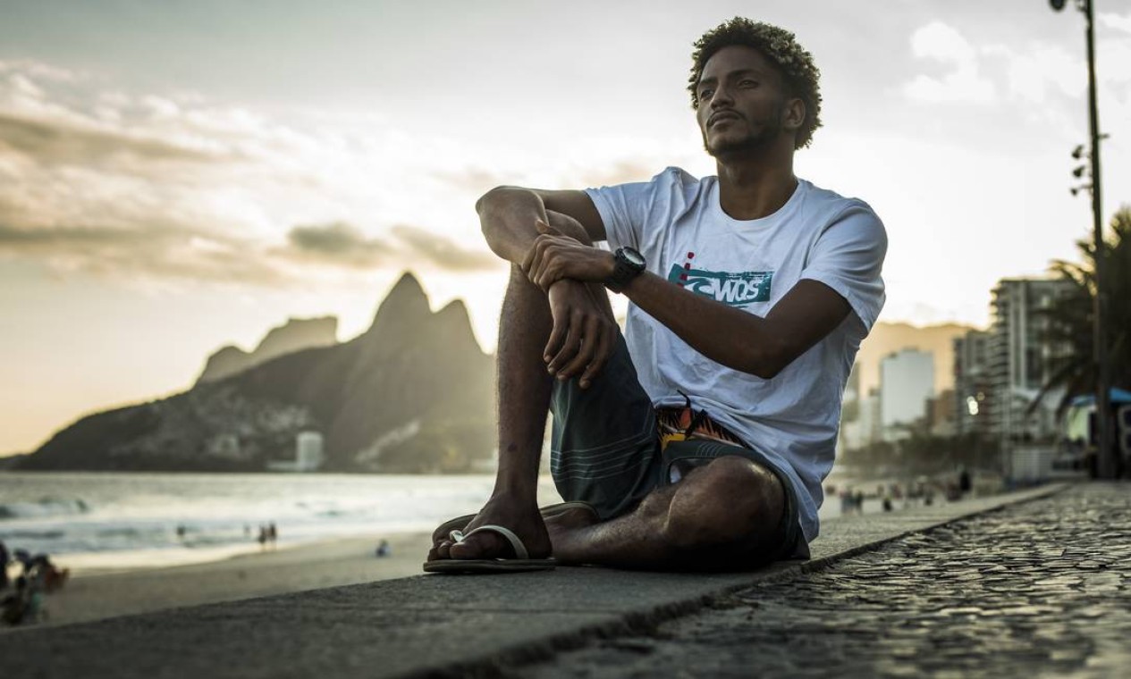 Matheus Ribeiro da Cruz, 22 anos foi interpelado por um casal no Leblon, que teve sua bicicleta eletrica furtada em frente a um shopping. O casal negou que a abordagem tivesse relação com racismo. A polícia arquivou essa acusação Foto: Guito Moreto / Agência O Globo