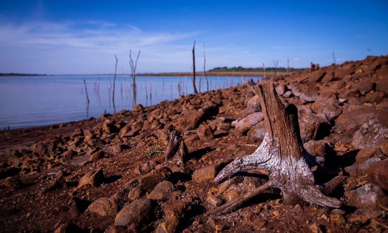 Área inundada por barragem volta a ficar exposta devido à seca histórica Foto: Ferdinando Ramos / Agência O Globo