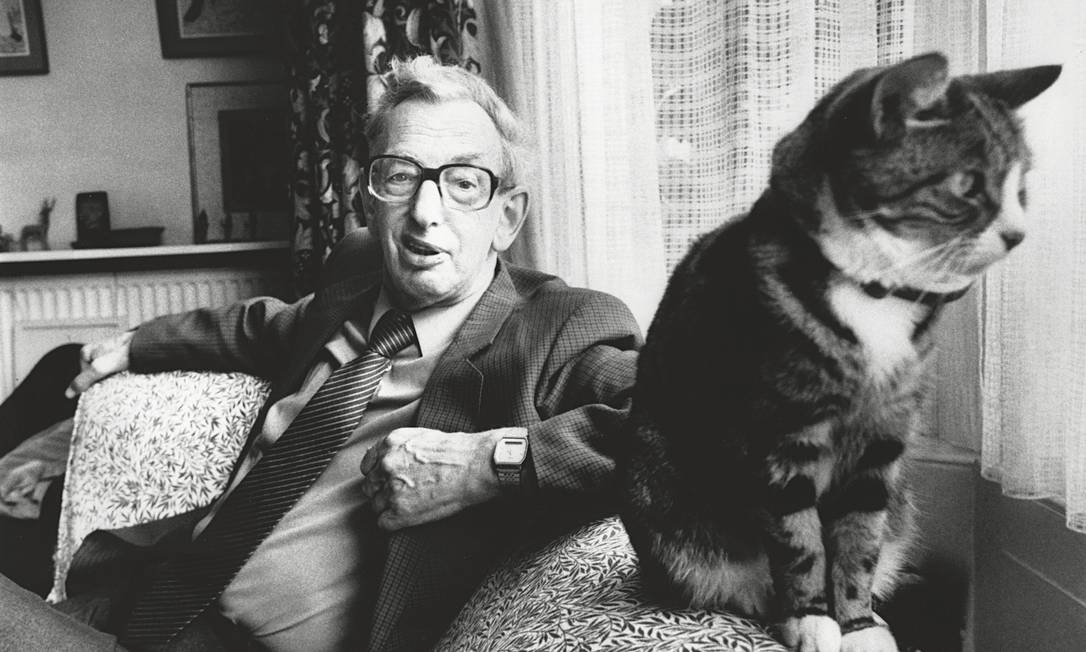 Eric Hobsbawm com a gata Ticlia, na década de 1970: o historiador marxista se identificava com os pobres, os excluídos e os revolucionários Foto: Acervo de Marlene Hobsbawm / Divulgação