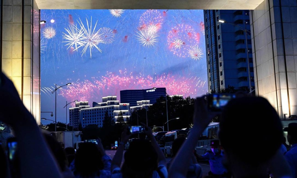 Pessoas fotografam teste de queima de fogos de artifício durante o ensaio de uma apresentação marcada para 1º de juho. Ao longo dos anos, o partido se reinventou para criar uma máquina de governo
capaz de tirar 700 milhões
de pessoas da pobreza Foto: JADE GAO / AFP