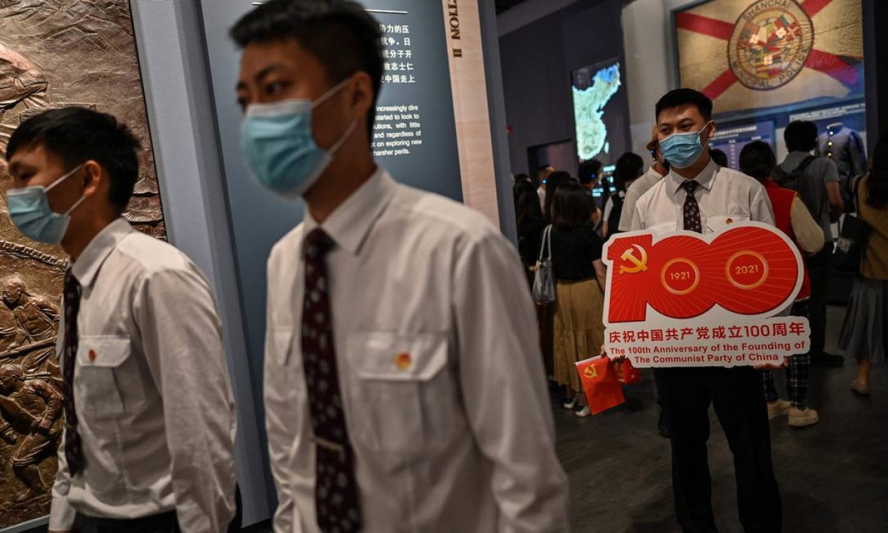 O PCC chega ao seu centenário
com a autoestima reforçada
pelo sucesso no controle
da pandemia de Covid-19 e a
ambição de dominar as tecnologias do futuro Foto: HECTOR RETAMAL / AFP