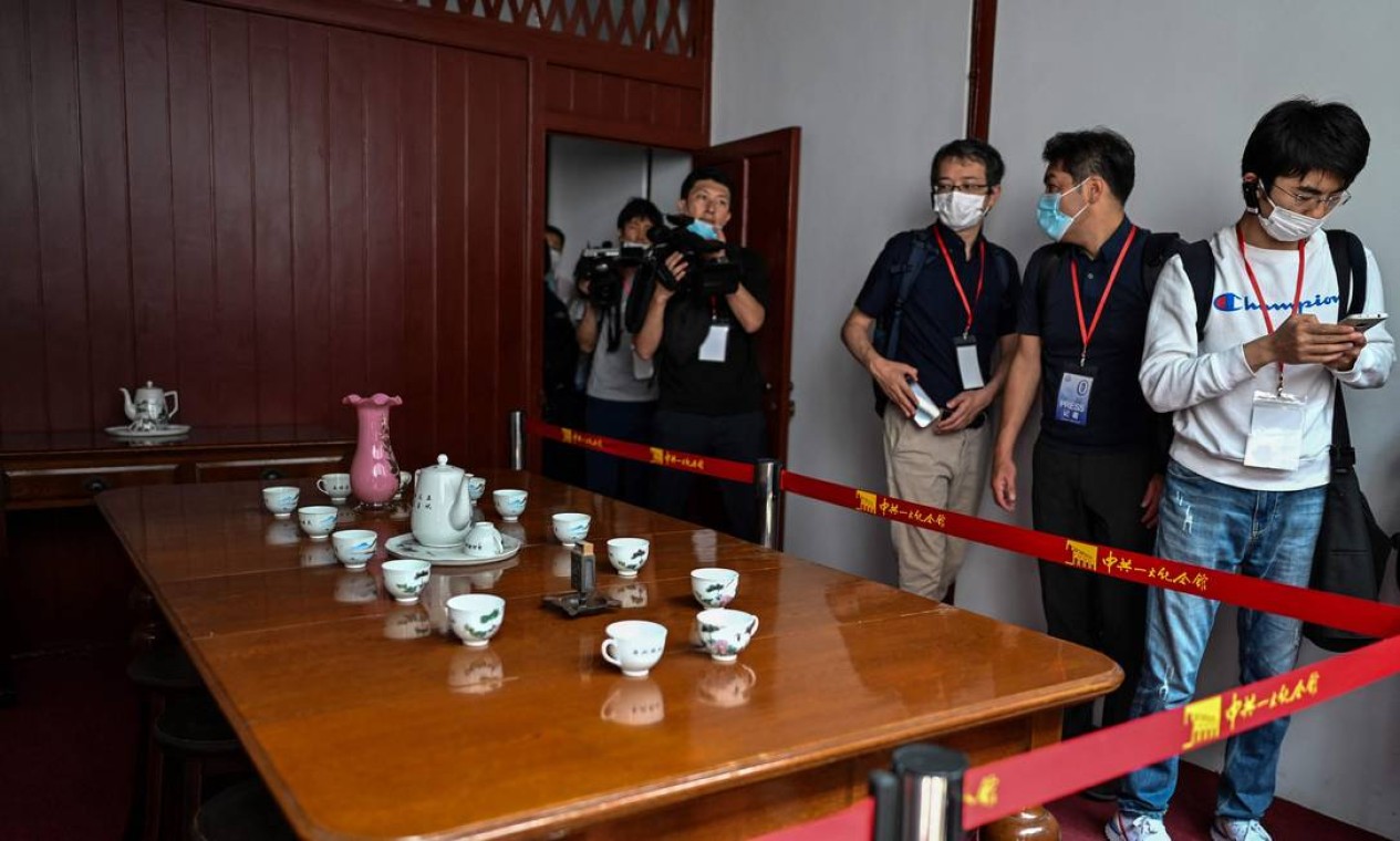 Membros da mídia visitam a sala onde os fundadores do Partido Comunista da China se reuniram em Xangai, em julho de 1921 Foto: HECTOR RETAMAL / AFP