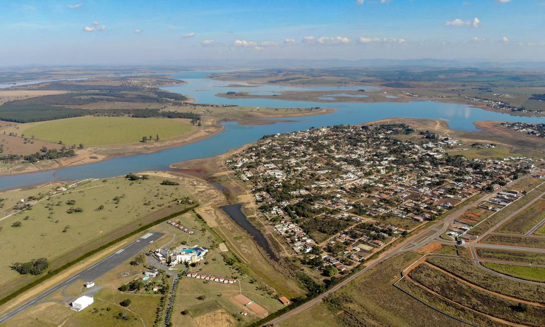 A redução do nível do lago de Furnas, em Minas Gerais, alterou a paisagem no Furnas Park, complexo hoteleiro de luxo na cidade de Formiga que vem perdendo visitantes
Foto: Daniel Teixeira/ Diox / Agência O Globo