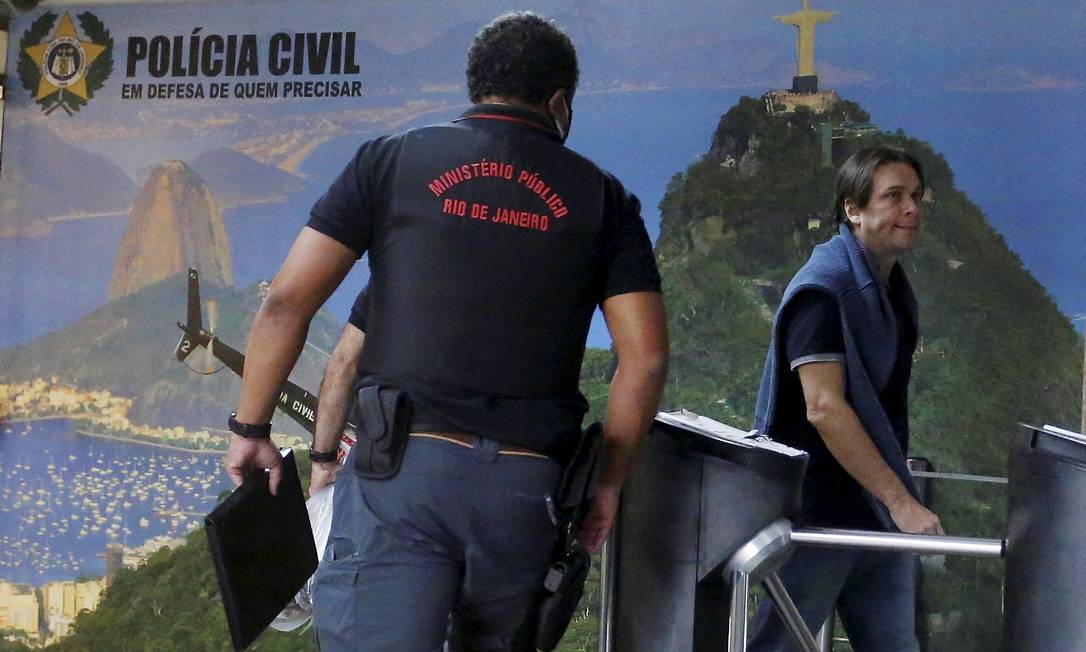 RI Rio de Janeiro 30/06/2021 Delegado Maurício Demétrio preso em operação da MP, suspeito de cobrar propina para não reprimir pirataria em Petrópolis. Na foto, o delegado chegando na corregedoria. Foto Fabiano Rocha/ Agência O Globo Foto: FABIANO ROCHA / Agência O Globo