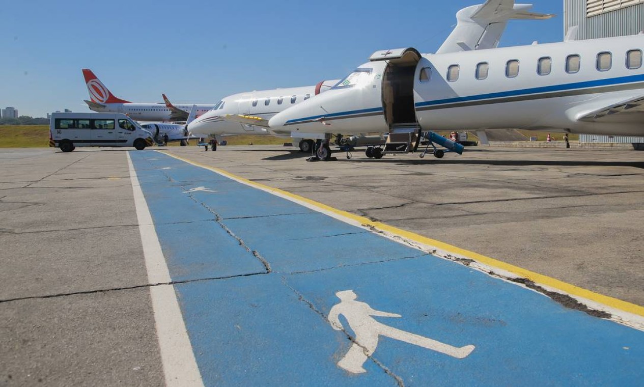 Aviões particulares na pista do aeroporto de Congonhas, em São Paulo. A demanda dos jatinhos é puxada pelo agronegócio. Os executivos de empresas do setor são os que mais usam o meio de transporte privativo Foto: Edilson Dantas / Agência O Globo