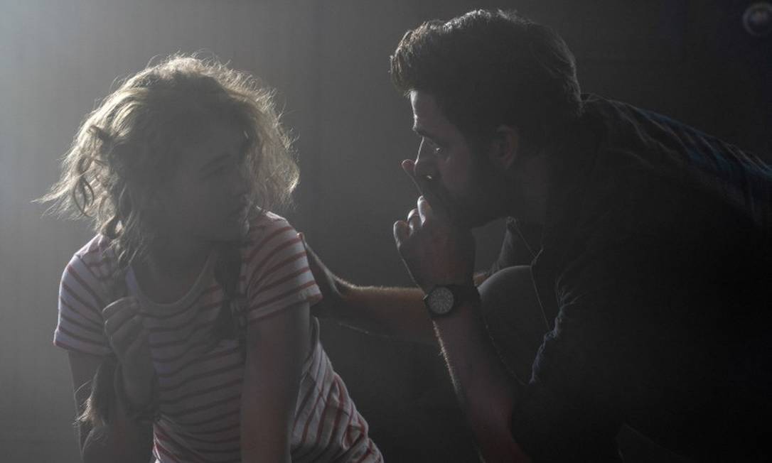 Millicent Simmonds e John Krasinski em cena do filme "Um lugar silencioso - Parte II" Foto: Jonny Cournoyer / Divulgação