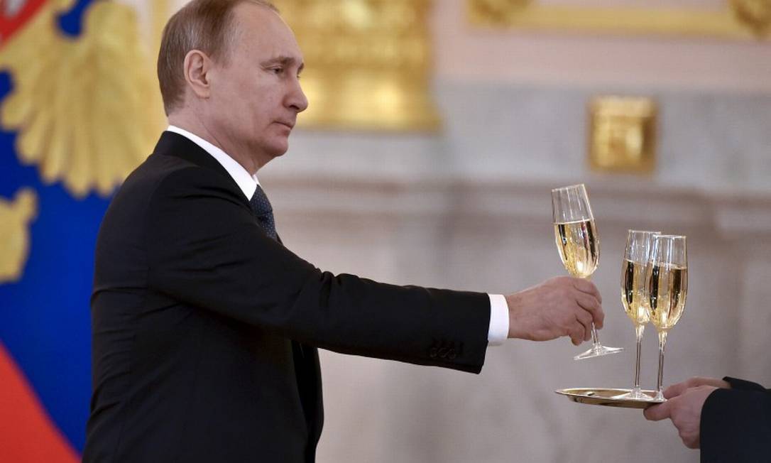 Decisão de Putin valoriza os champánskoe, vinhos espumantes populares criados na era soviética como forma de democratizar o luxo Foto: Kirill Kudryavtsev/Pool / REUTERS