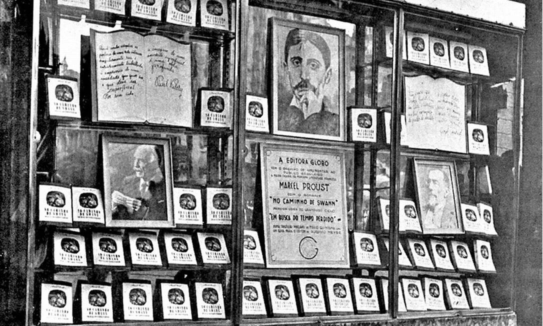 Vitrine da Livraria e Editora Globo anuncia a chegada da primeira tradução da obra de Marcel Proust no Brasil, no final da década de 1940 Foto: Reprodução