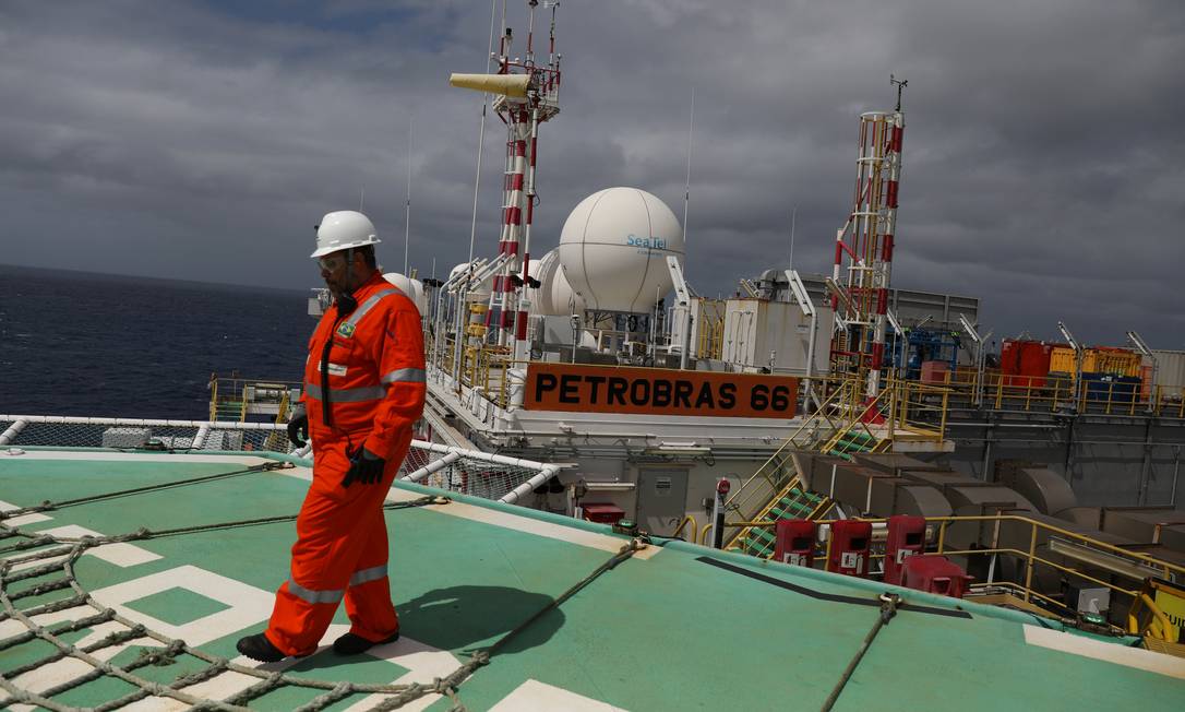 Trabalhador em plataforma de petróleo da Petrobras Foto: Pilar Olivares / Reuters
