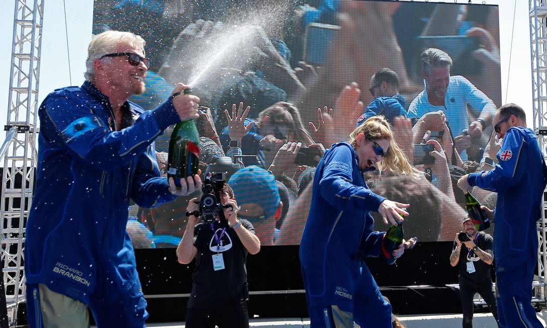 Após aterrissar, Richard Branson e a tripulação comemoraram o sucesso do lançamento Foto: JOE SKIPPER / REUTERS