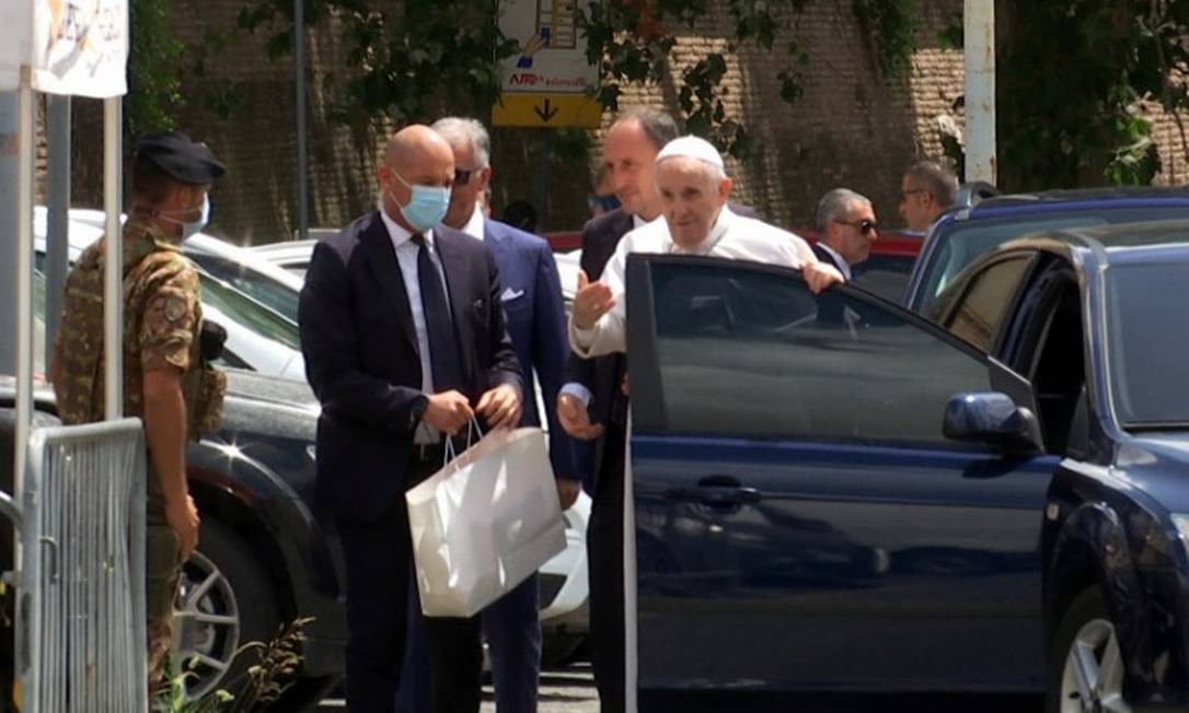 Após ter alta do hospital, Papa Francisco sai brevemente do carro para cumprimentar guardas do Vaticano e policiais Foto: CRISTIANO CORVINO / REUTERS