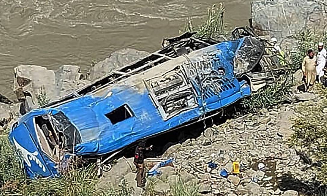 Destroços do ônibus que caiu e explodiu no distrito de Kohistan, no Paquistão, deixando ao menos 13 mortos Foto: - / AFP