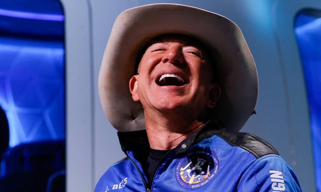 Feliz da vida: Jeff Bezos descreveu o dia do seu voo ao espaço como o melhor de todos os que viveu Foto: JOE SKIPPER / REUTERS