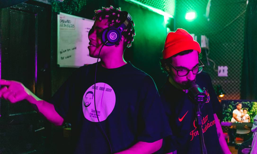 Os produtores diniboy e Rennan Guerra, do Brasil Grime Show Foto: Divulgação/Wander Scheeffër