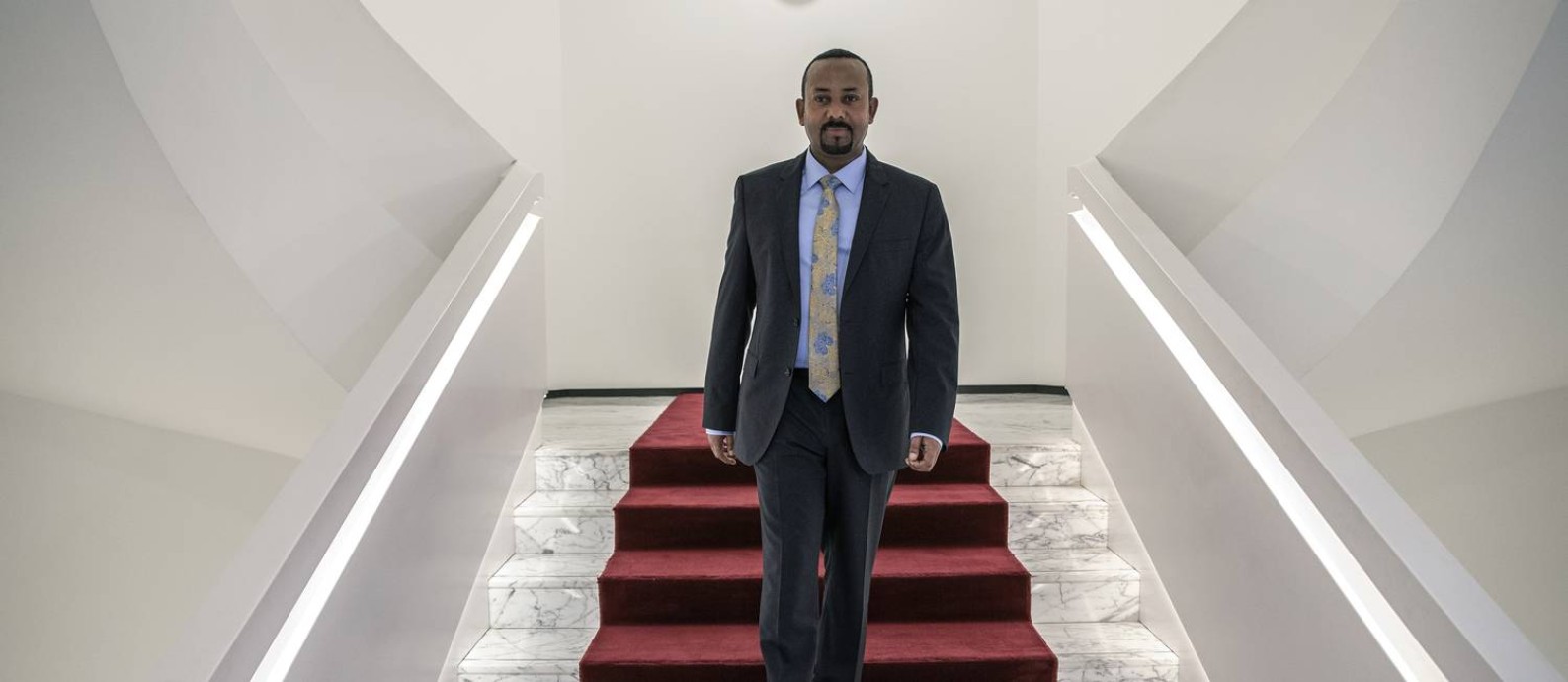 Abiy Ahmed, o premier da Etiópia, na sede do governo em Adis Abeba. Para analistas, ele reproduz sistema autoritário que prometeu combater Foto: Finbarr O'Reilly / NYT