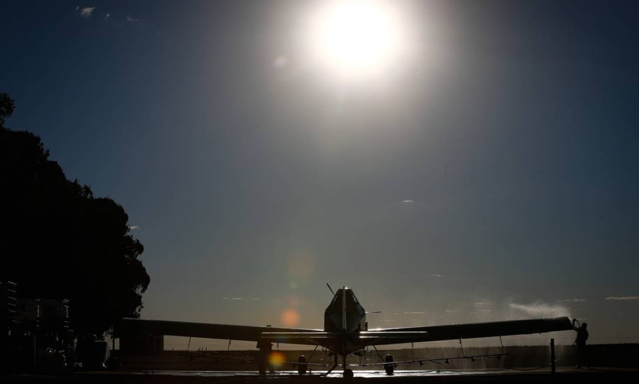 Aviões particulares viraram o meio de transporte preferencial dos produtores rurais para transitar entre uma propriedade e outra: modelo de monocultura favorece concentração de terras e renda Foto: Pablo Jacob / Agência O Globo