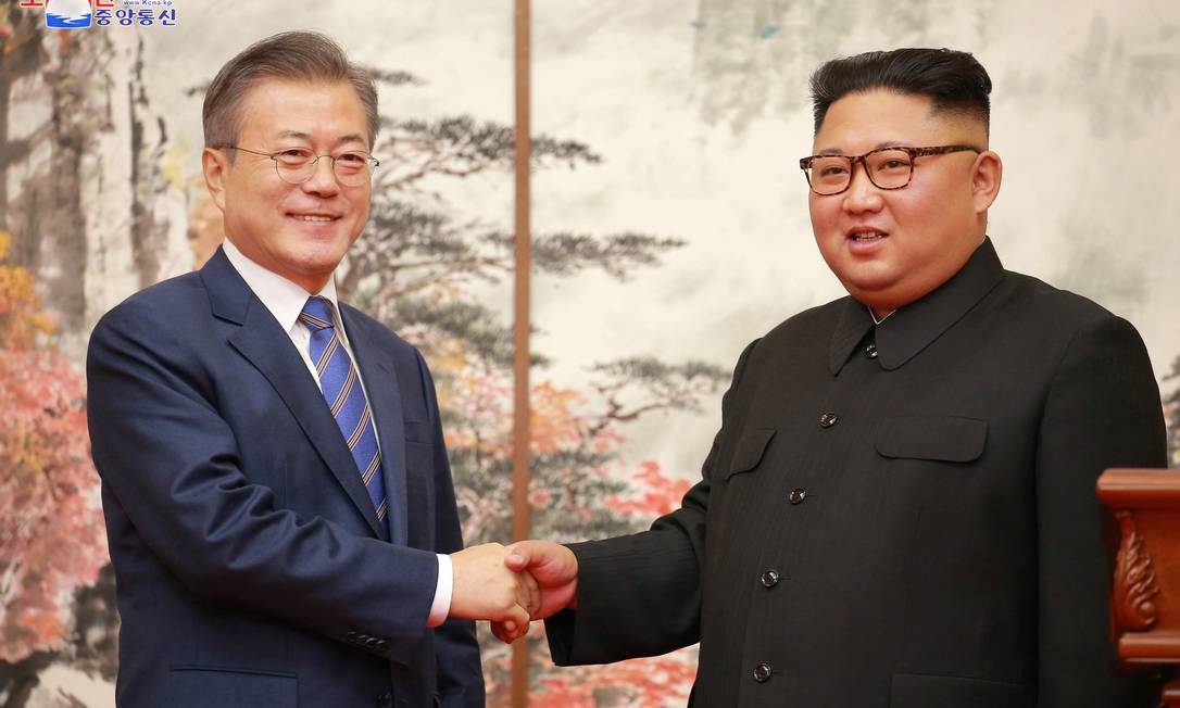 Presidente sul-coreano Moon Jae-in e líder norte-coreano Kim Jong-un se cumprimentam em setembro de 2018 Foto: KCNA / via Reuters