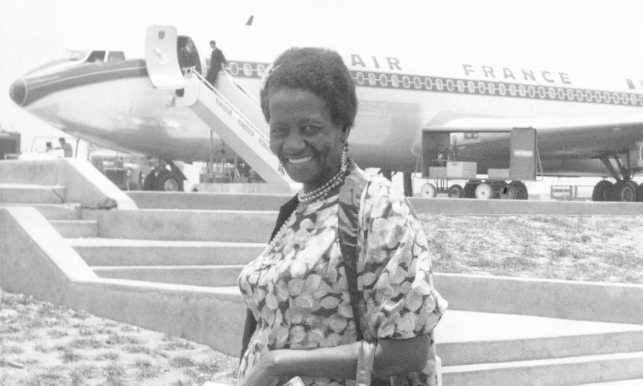 Carolina Maria de Jesus no Aeroporto de Viracopos, em Campinas (SP), antes de embarcar para o Uruguai onde acompanharia o lançamento de seu livro 'Quarto de Despejo' (13/12/1961) Foto: Estadão Conteúdo / Divulgação/Instituto Moreira Salles