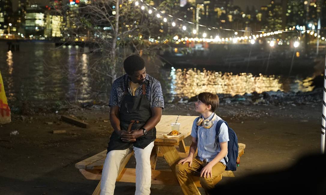 Seu Jorge e Noah Schnapp, de 'Stranger Things', em cena do filme 'Abe'. Foto: Divulgação