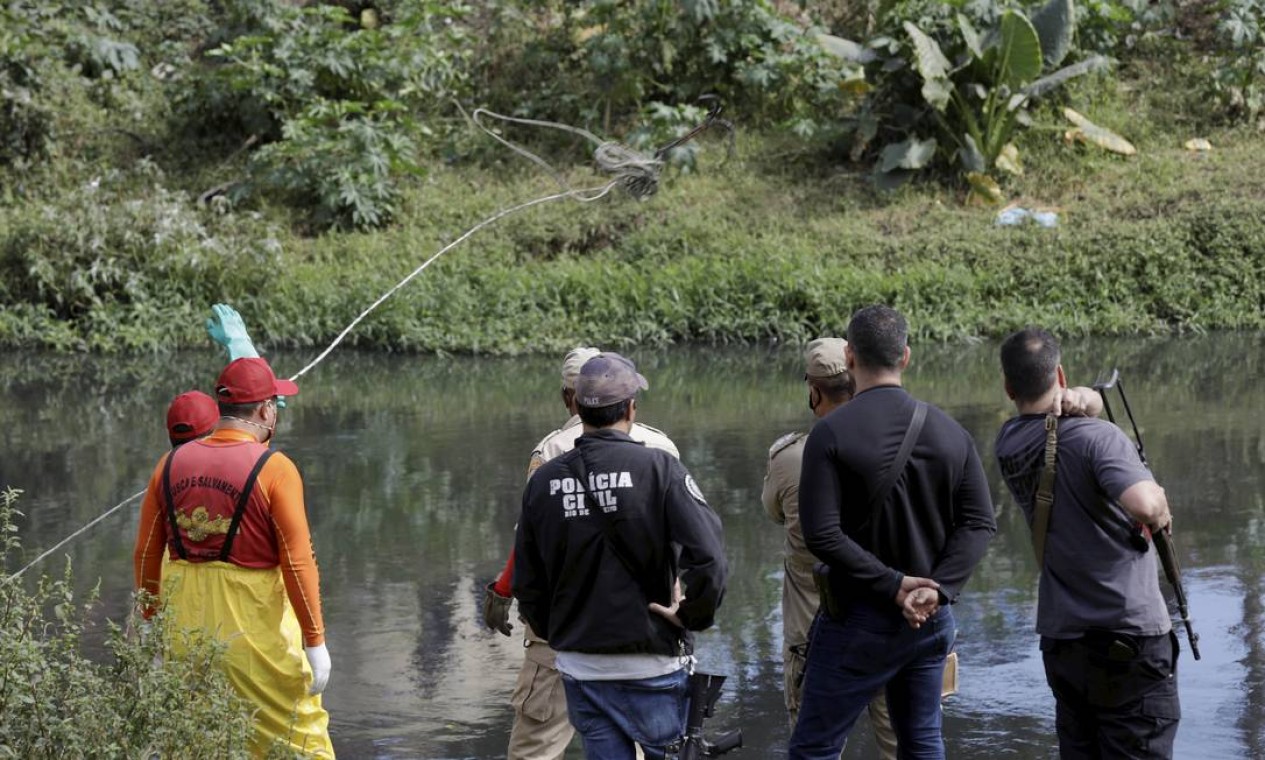 Policiais e bombeiros fizeram buscas no Rio Botas pelos corpos dos três meninos desaparecidos na Baixada, sem êxito Foto: Gabriel de Paiva / Agência O Globo